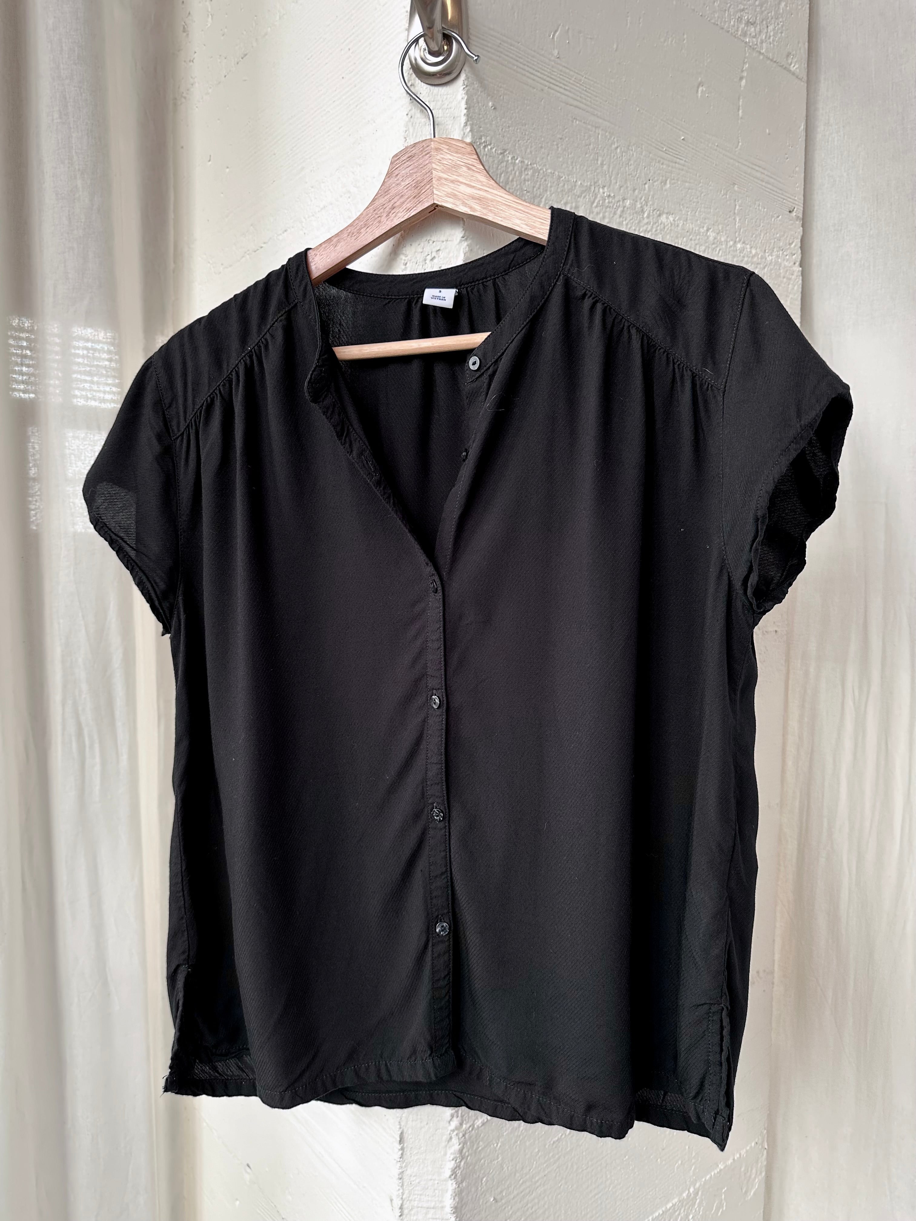 Old Navy Black cropped Shirt